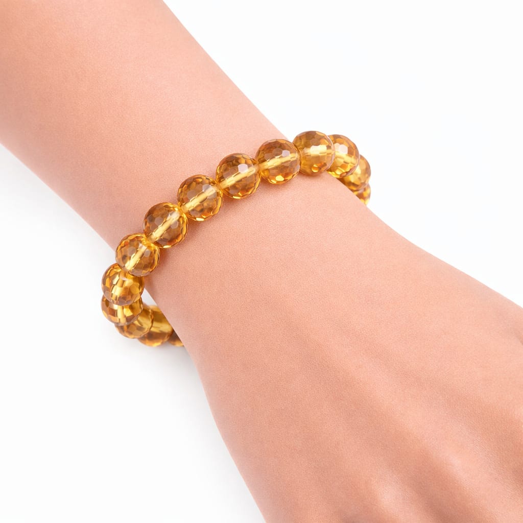 Zultanit'in, zihinsel berraklık sağladığına, duygusal dengeyi desteklediğine ve kişinin iç huzurunu bulmasına yardımcı olduğuna inanılır. Aynı zamanda, sezgileri güçlendirdiği ve farkındalığı artırdığı düşünülmektedir. Bu taşın, stresi azaltarak bireyin hayatına daha fazla sakinlik ve uyum getirdiği kabul edilir.